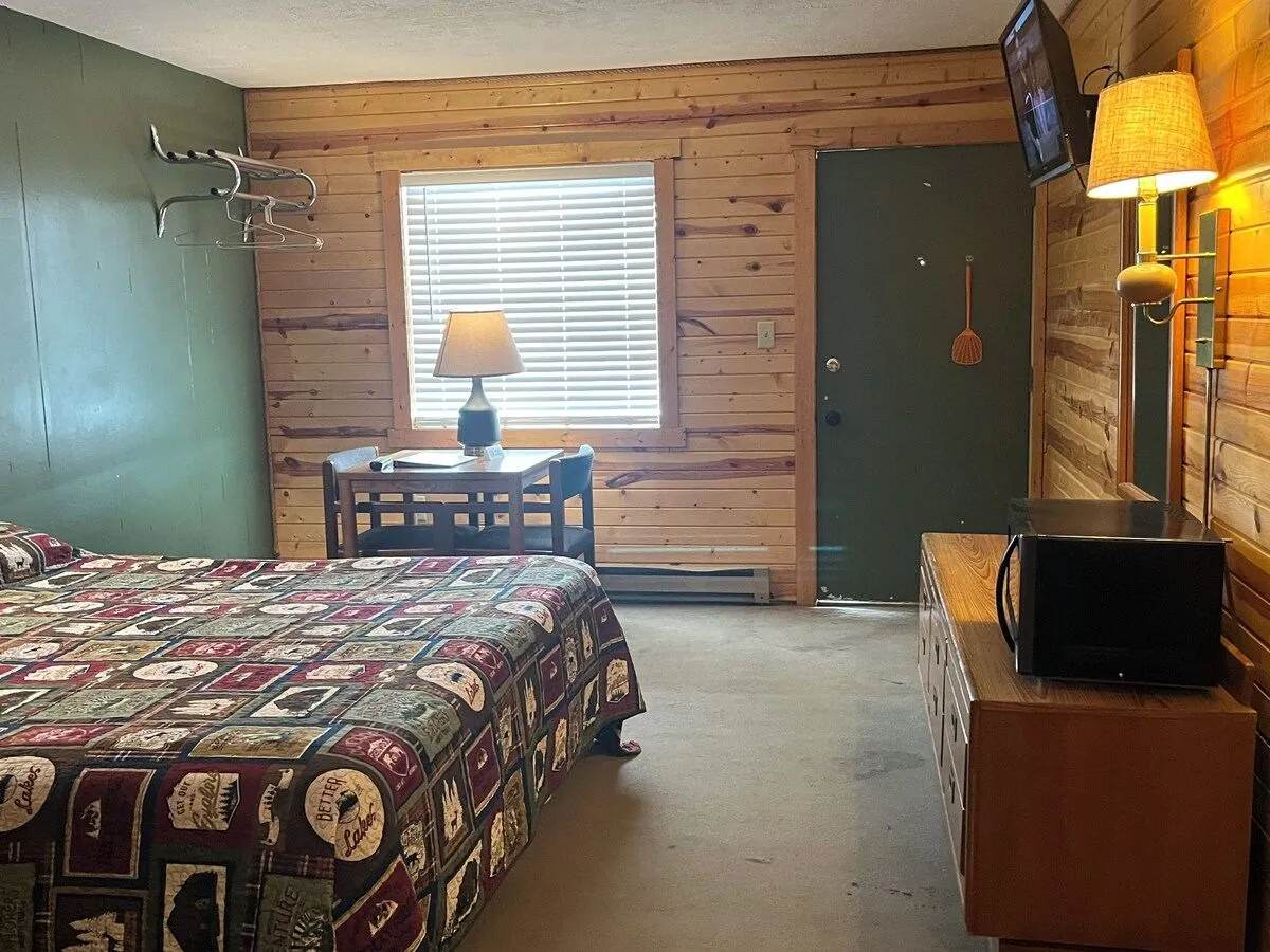 Guest room with a table by the window